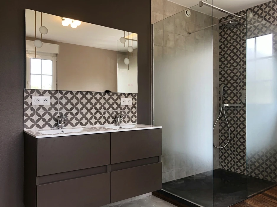 Salle de bains moderne avec double vasque encastrée sur meuble suspendu taupe, robinets chromés