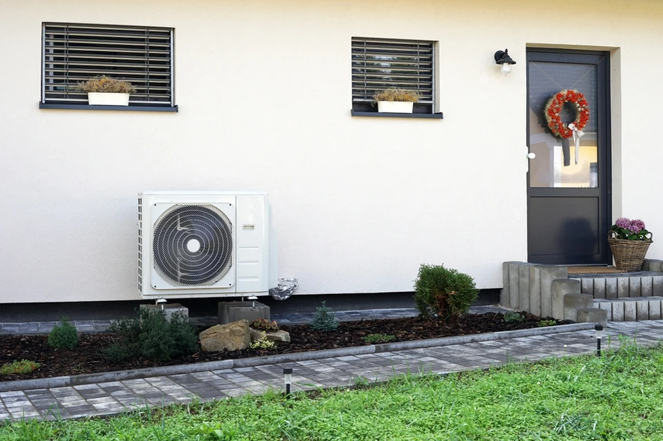 Façade extérieure de maison moderne avec unité de climatisation installée