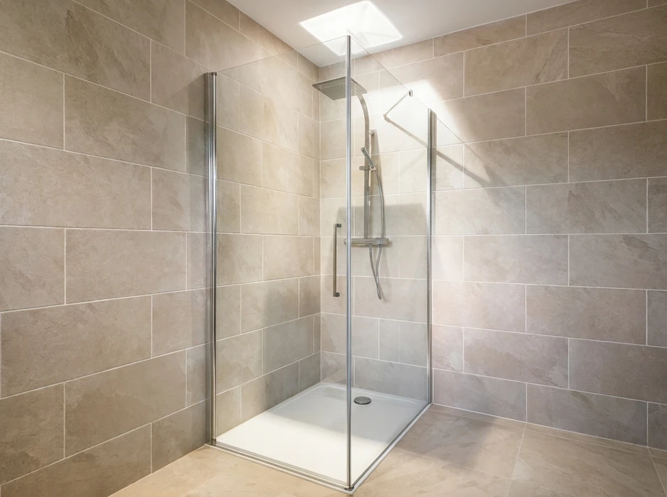 Cabine de douche en angle, porte et paroi en verre trempé avec profilés chromés, receveur en acrylique blanc extra-plat