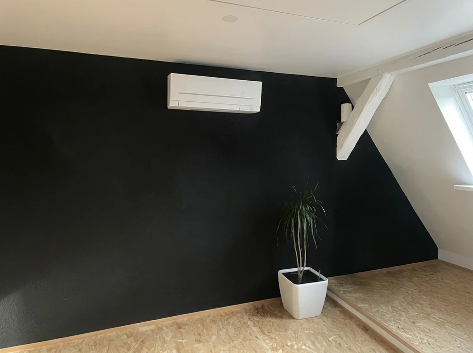 Int&eacute;rieur d'un comble am&eacute;nag&eacute; avec mur accent noir mat
