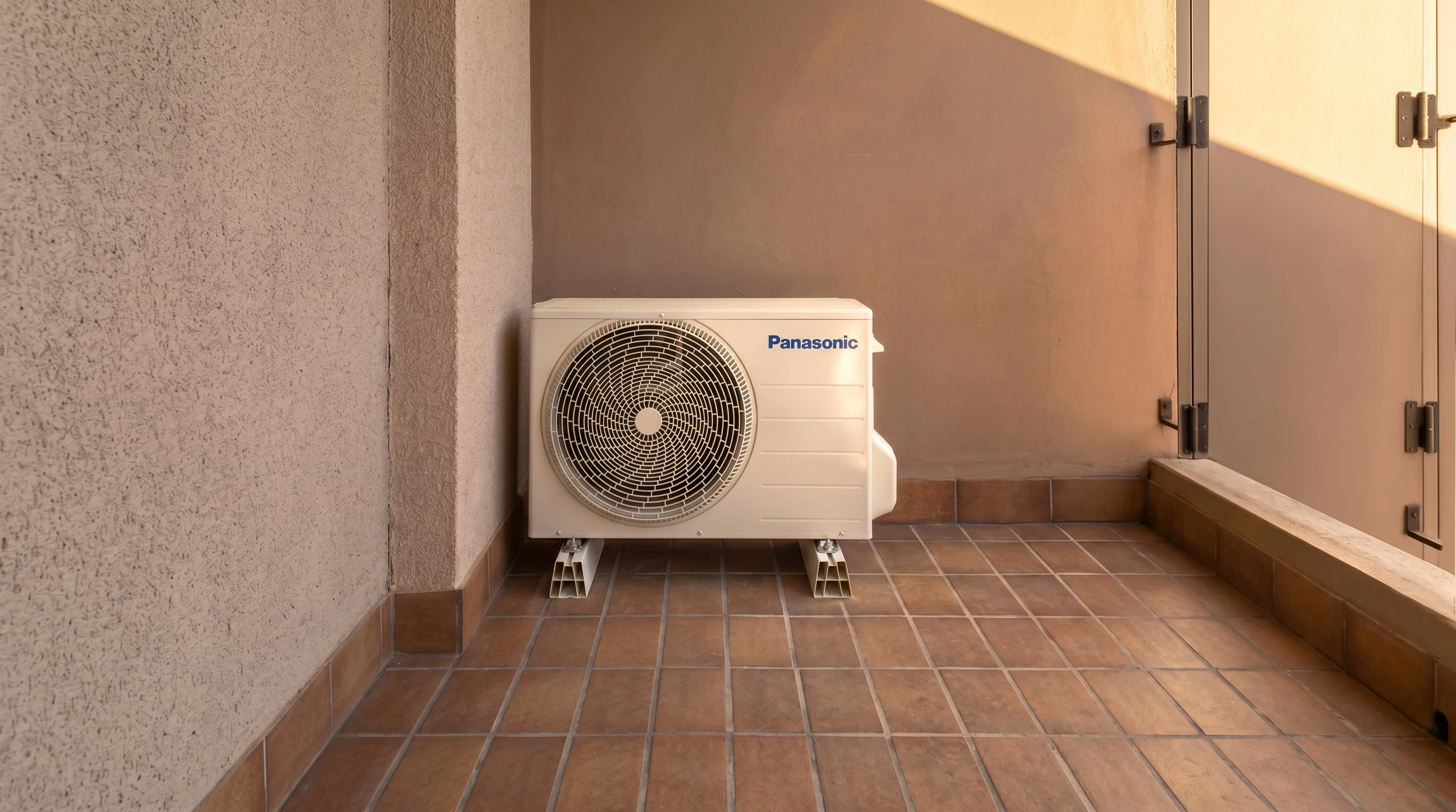 Balcon extérieur carrelé, murs en stuc beige
