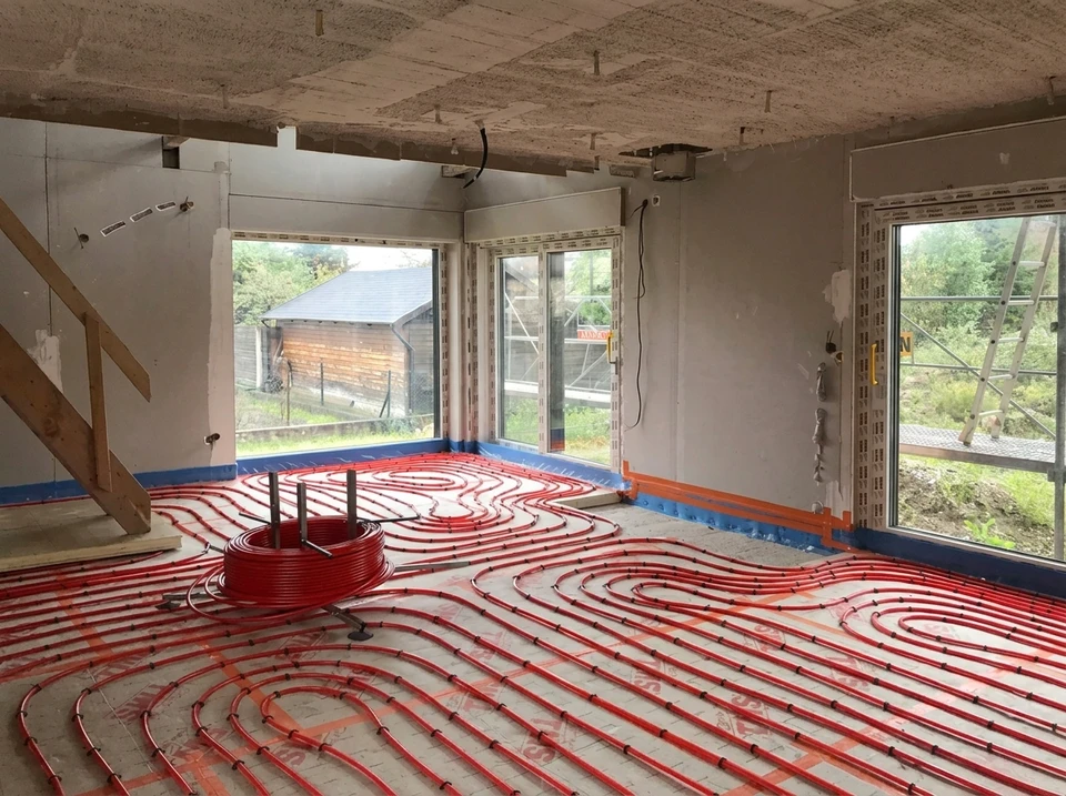 Intérieur résidentiel avec installation de chauffage au sol radiant