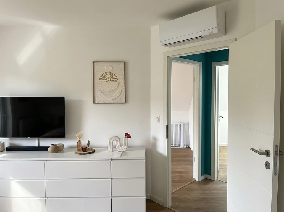 Salle technique en sous-sol, trois pompes &agrave; chaleur g&eacute;othermiques **Viessmann Vitocal** install&eacute;es en cascade