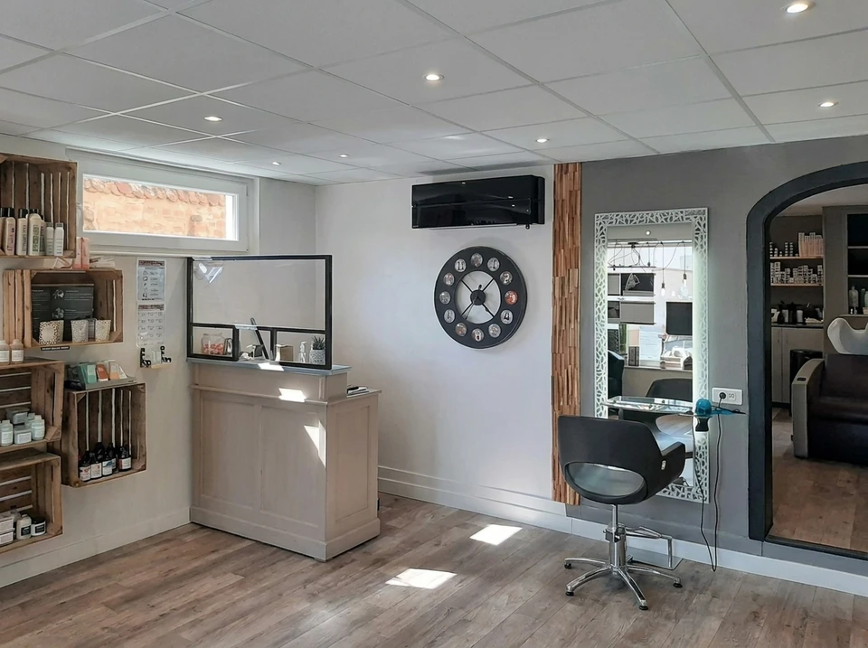 Salle technique en sous-sol, trois pompes &agrave; chaleur g&eacute;othermiques **Viessmann Vitocal** install&eacute;es en cascade